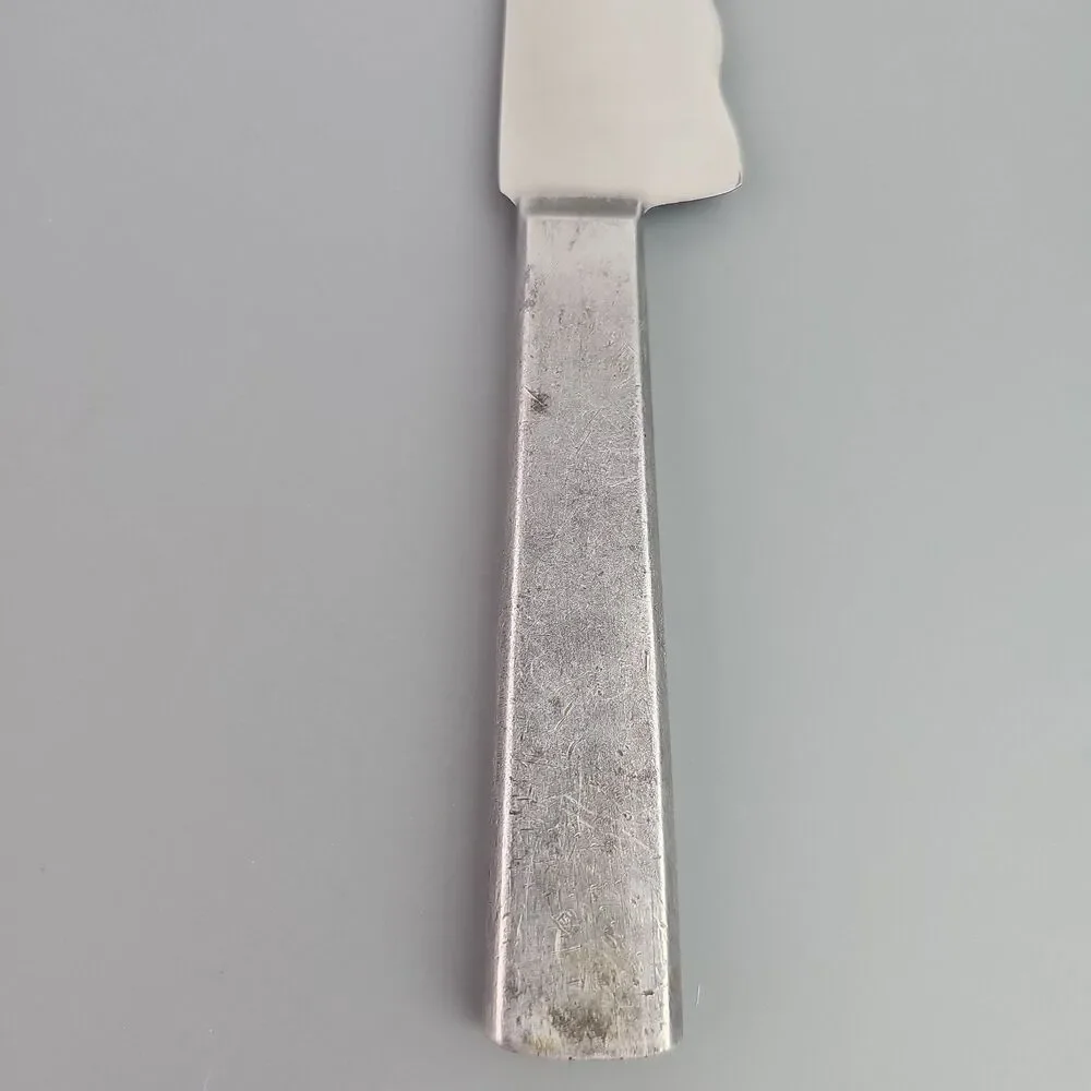 Vintage EVERBRITE Stain Free 13 inch Scalloped Edge Solid Metal Breads Cakes